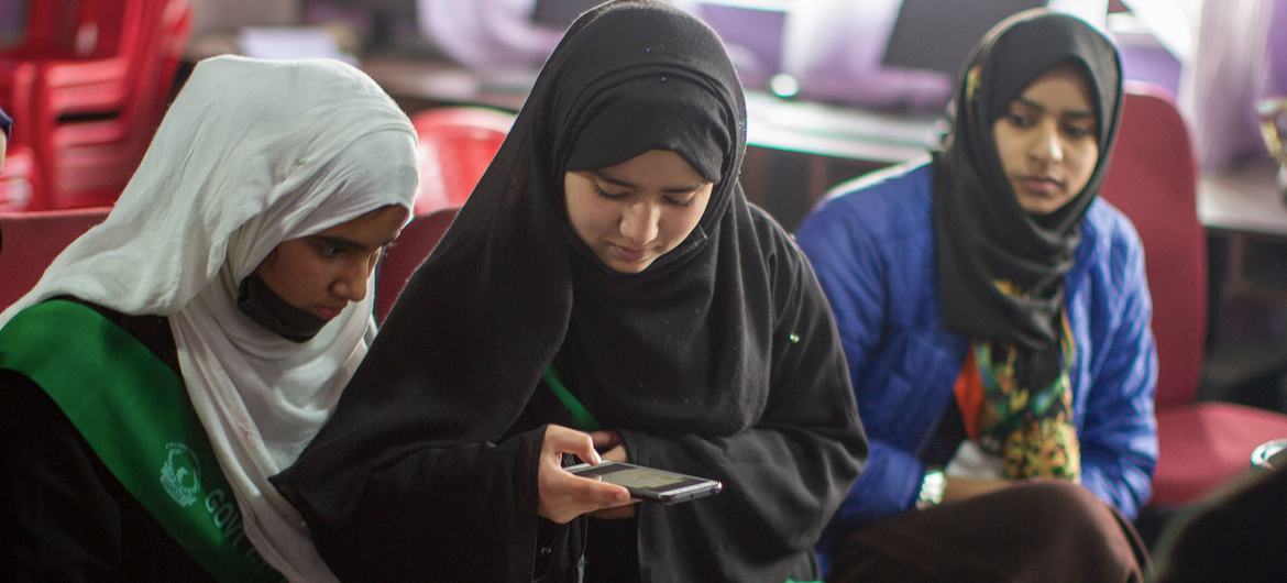 Des élèves apprennent à coder dans une classe d'informatique à Jammu & Kashmir, en Inde.