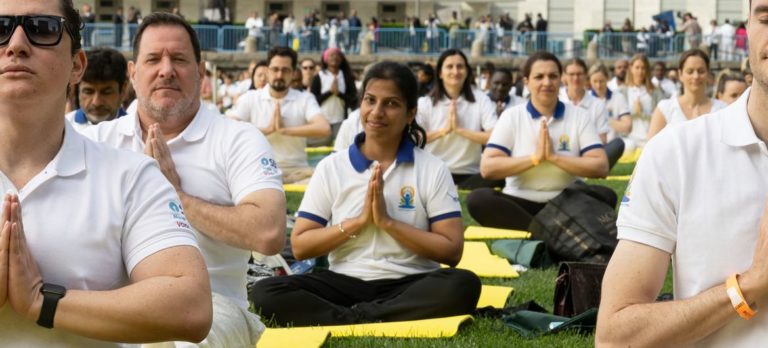 Dans un monde divisé et dangereux, les bienfaits du yoga sont précieux selon l&rsquo;ONU