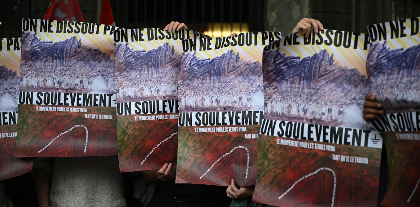 Des manifestants brandissent des posters en faveur des Soulèvements de la Terre.