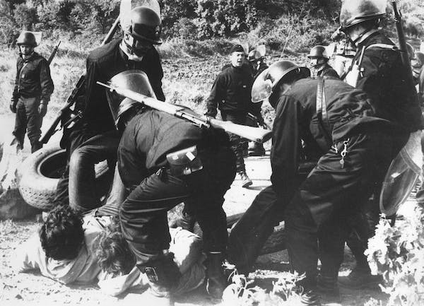 La lutte du Larzac, un combat pas exempt de répression policière, ici avec la mobilisation de gendarmes mobiles.