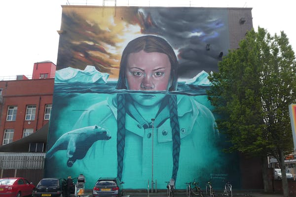 L’activiste Greta Thunberg, ici représentée sur une fresque murale à Bristol, au Royaume-Uni, est rapidement devenue un symbole de l’action climatique.