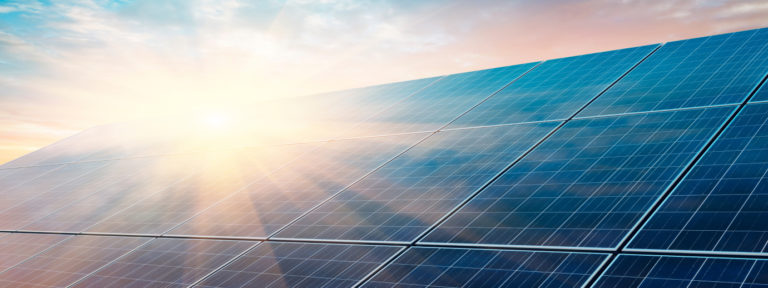 Passer à l&rsquo;énergie solaire : solutions et conseils pratiques pour les particuliers