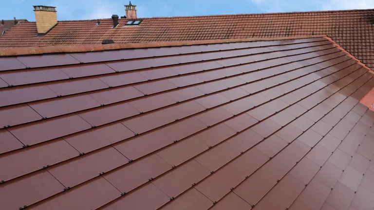 Un toit solaire moins cher qu&rsquo;un toit traditionnel en tuiles ?