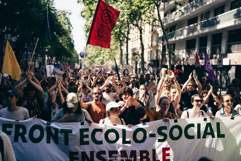 Défendre et réinventer la démocratie par le bas pour opérer une transformation écologique et sociale de notre société