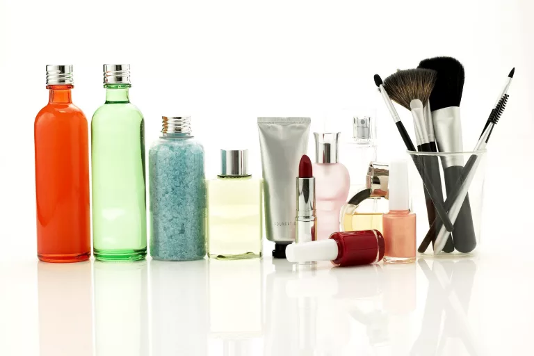 Produits cosmétiques : leurs filtres anti-UV menacent directement l’environnement et la santé humaine