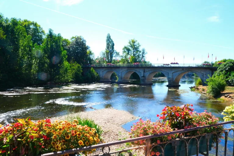 Des communes reconnaissent la rivière Isle, affluent de la Dordogne, « citoyenne d&rsquo;honneur » de leur territoire