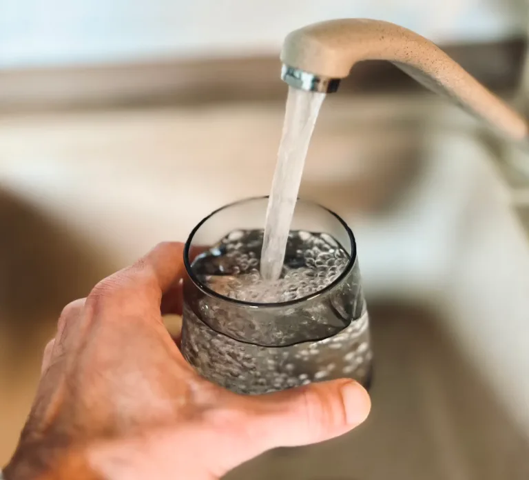 Eau potable et pollution : peut-on encore boire l&rsquo;eau du robinet ?