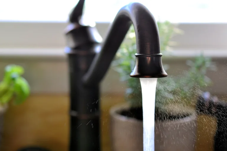 Peut-on boire l&rsquo;eau du robinet sans danger partout en France ?