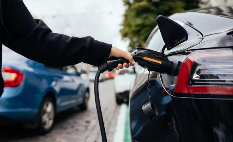 Bornes de recharge pour véhicules électriques : un livre blanc pour aider les collectivités à définir leur stratégie territoriale