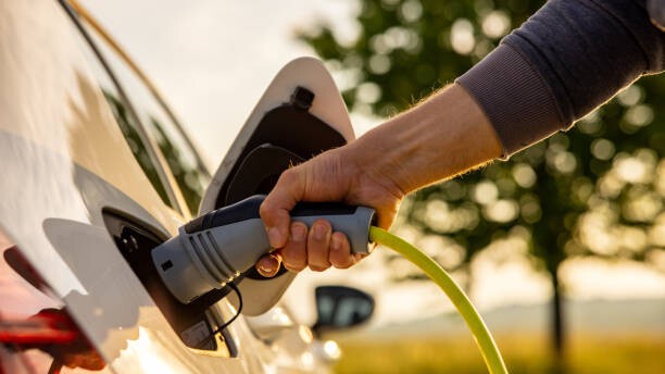 Acheter une voiture électrique d’occasion : un remède accessible à la hausse durable du prix des carburants